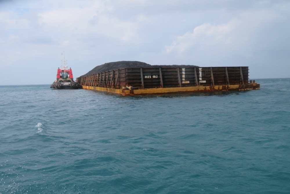 Sebuah bot tunda bersama tongkang di kedudukan lebih kurang 0.2 batu nautika barat Tanjung Duata, perairan Pulau Tioman pada Rabu. Foto Maritim Malaysia Pahang