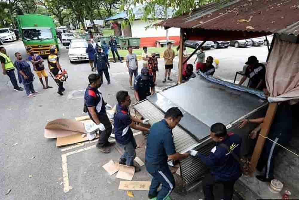 DBKL menyita barangan perniagaan di empat premis kerana menghalang laluan di kawasan awam - Foto: DBKL