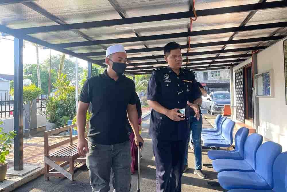 Tertuduh diiringi pegawai polis dibawa masuk ke Mahkamah Majistret Gurun pada Khamis.