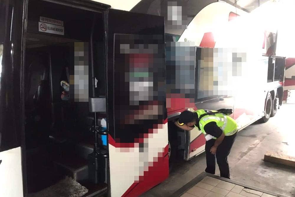 Penguat kuasa melakukan pemeriksaan pada bas ekspres di Terminal 1, Seremban.