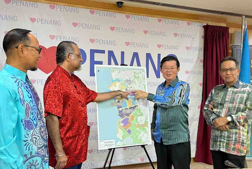 Kon Yeow (dua dari kanan) menunjukkan pelan perancangan pembangunan taman-taman perindustrian milik PDC pada sidang akhbar di pejabatnya.