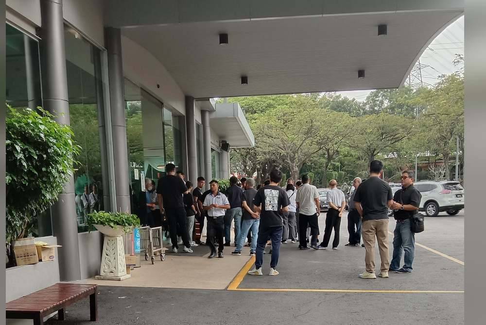 Ahli keluarga dan rakan memberikan penghormatan terakhir kepada mendiang Daniel di Krematorium Nirvana, Seksyen 21 pada Khamis.