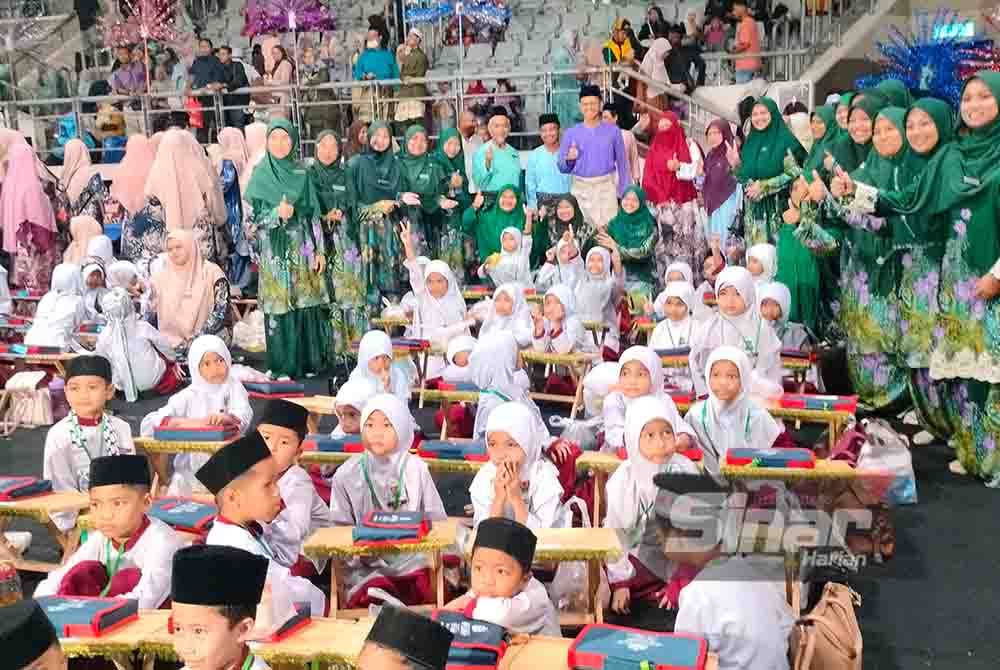 Mohd Fared bergambar bersama murid dan guru TAJ di Stadium Arena Kompleks Sukan EduCity, pada Khamis.