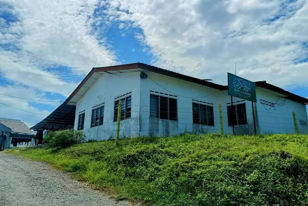 Surau Al-Karamah, Kampung Seri Keramat yang didirikan sejak 45 tahun lalu masih aktif dengan pelbagai kelas agama dan pengajian.