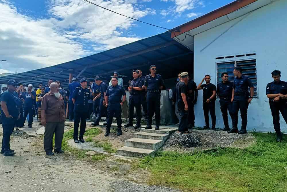 Kehadiran anggota polis dapat mententeramkan keadaan sebelum penduduk dan wakil pemaju beredar dari kawasan pekarangan surau sekitar jam 11.30 pagi.