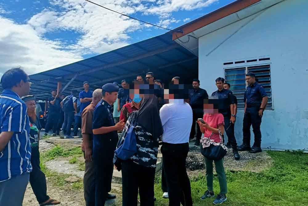 Penduduk berkumpul sejak jam 9 pagi bertujuan menghalang pihak pemaju mengambil alih tapak surau tersebut bagi tujuan pembangunan.