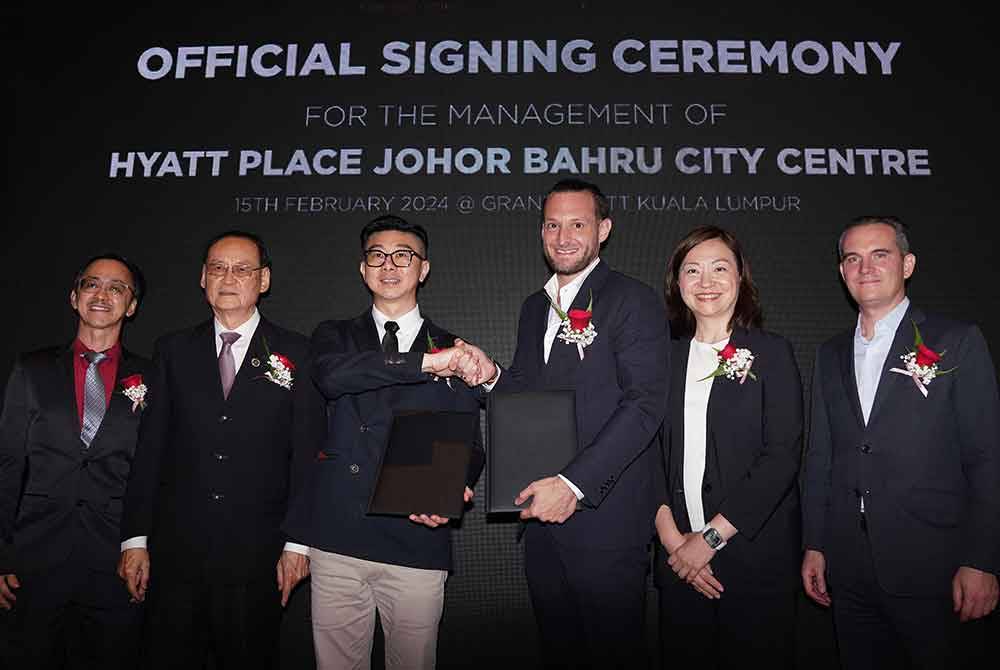 Aaron Yap (tiga dari kiri) dan Bastien Touzeau (tiga dari kanan) menyempurnakan perasmian Majlis Menandatangani Kerjasama antara Pavilion Bangsar Heights dan Hyatt Hotels Corporation pada Khamis.