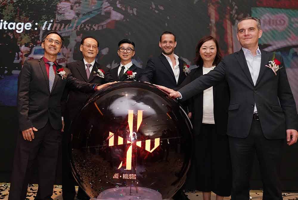 Aaron Yap (tiga dari kiri) dan Bastien Touzeau (tiga dari kanan) menyempurnakan perasmian Majlis Menandatangani Kerjasama antara Pavilion Bangsar Heights dan Hyatt Hotels Corporation pada Khamis.