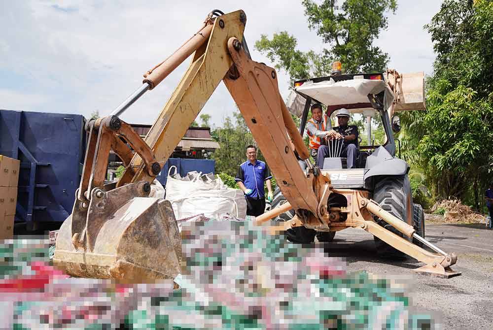 Allaudeen melupuskan barang kes di Balai Polis Alam Damai pada Khamis. FOTO Sinar Harian/ ROSLI TALIB.