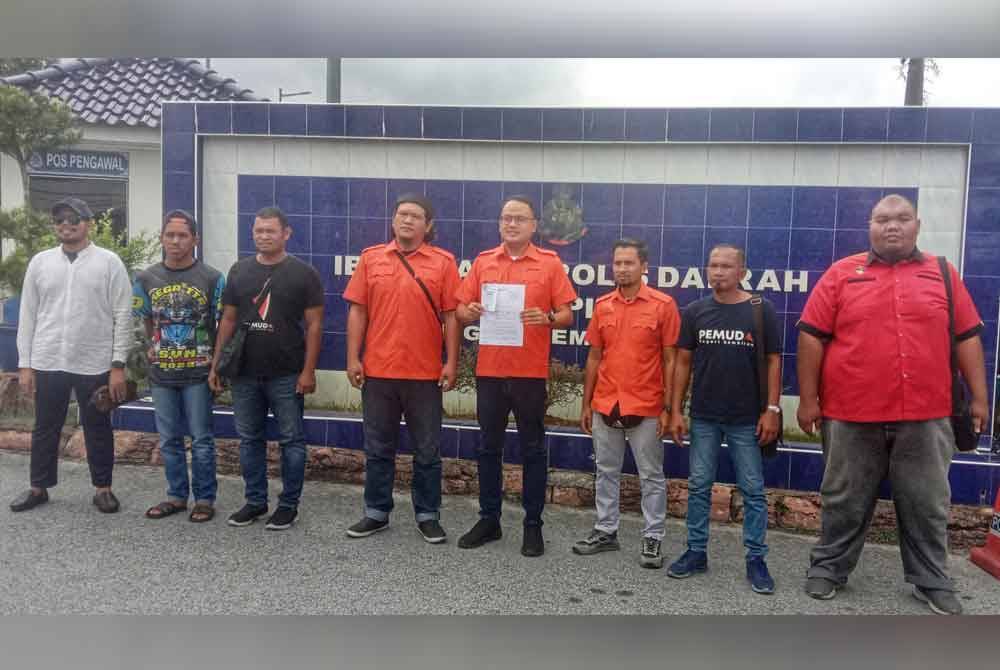 Mohd Hanis (empat dari kanan) selepas membuat laporan polis di Balai Polis Melang, Kuala Pilah pada Khamis.
