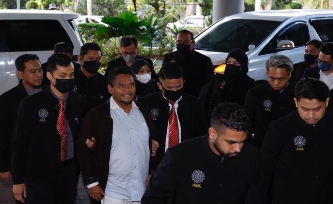 Tiga individu termasuk Ketua Pegawai Eksekutif (CEO) Aman Palestin Sdn Bhd berdepan 164 pertuduhan membabitkan kesalahan pecah amanah, penipuan dan pengubahan wang haram berjumlah RM39.53 juta antara 2018 hingga 2023.