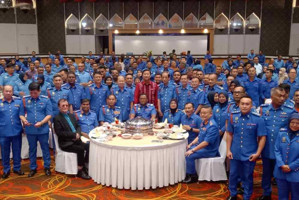 Amirudin (duduk, tengah) ditemui pada Majlis Perhimpunan Setia Angkatan Pertahanan Awam Negeri Selangor Bersama Menteri Besar pada Khamis