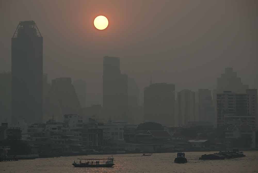 Bot menyeberangi Sungai Chao Praya di tengah-tengah tahap pencemaran udara yang tinggi di Bangkok. Foto AFP