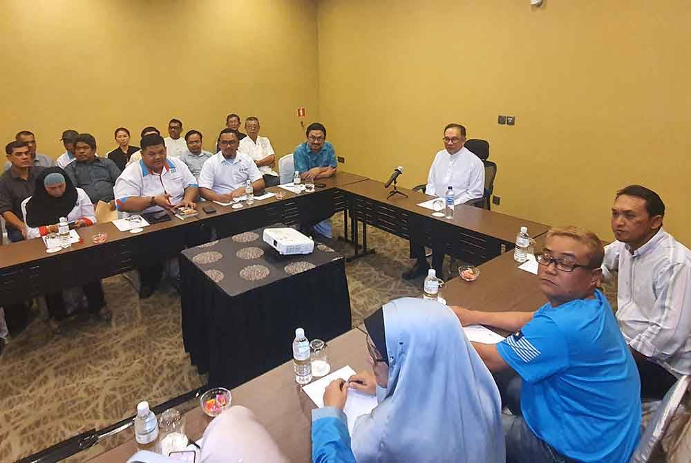 Anwar mempengurusikan mesyuarat bersama MPN Perlis di sebuah hotel di Seberang Jaya, pada Khamis.