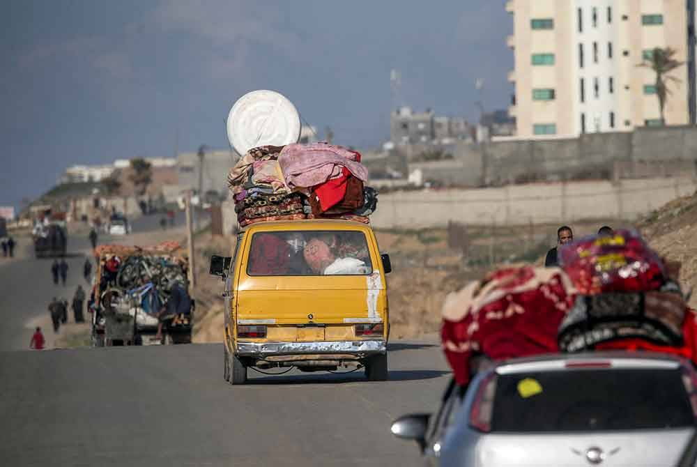 Penduduk berpindah dari Rafah, selatan Semenanjung Gaza. Foto EPA