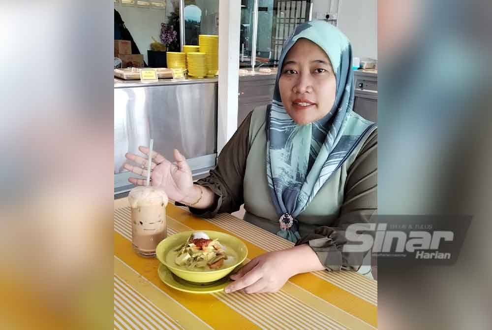 Norfaezah menunjukkan juadah kegemaran Sultan Ibrahim, iaitu lontong dan teh tarik ais.