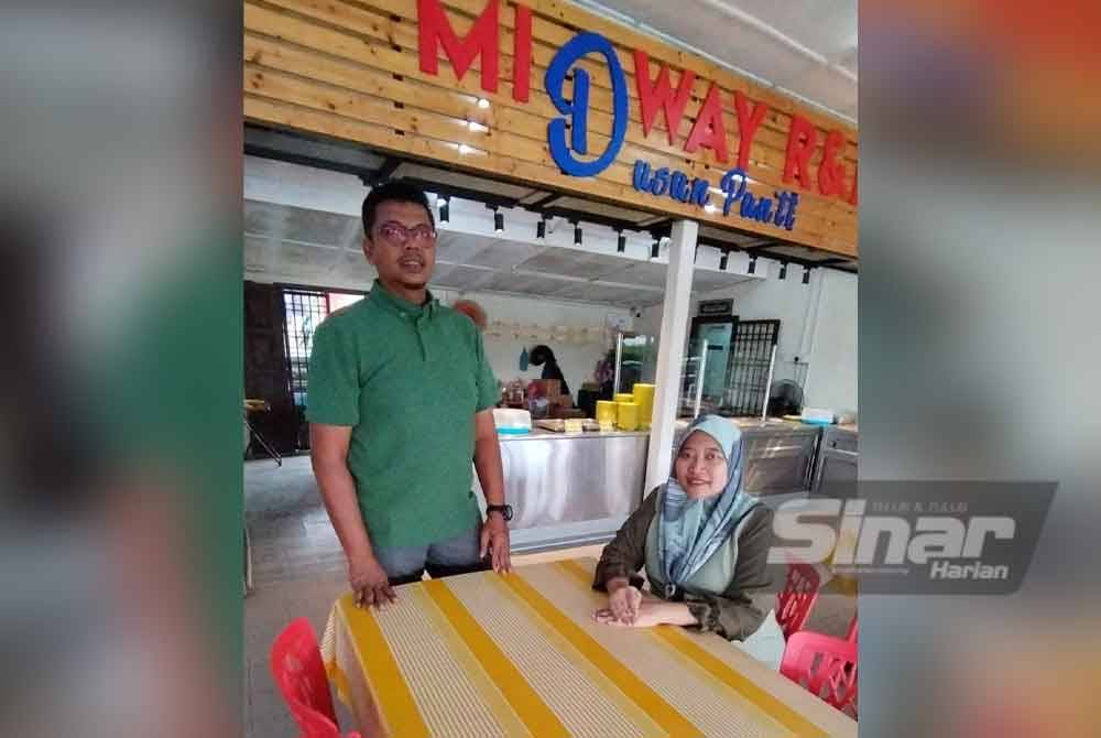 Norfaezah dan suami, Zam Harris di meja yang menjadi tempat duduk kesukaan Sultan Ibrahim ketika berkunjung ke Midway R&R Dusun Panti.