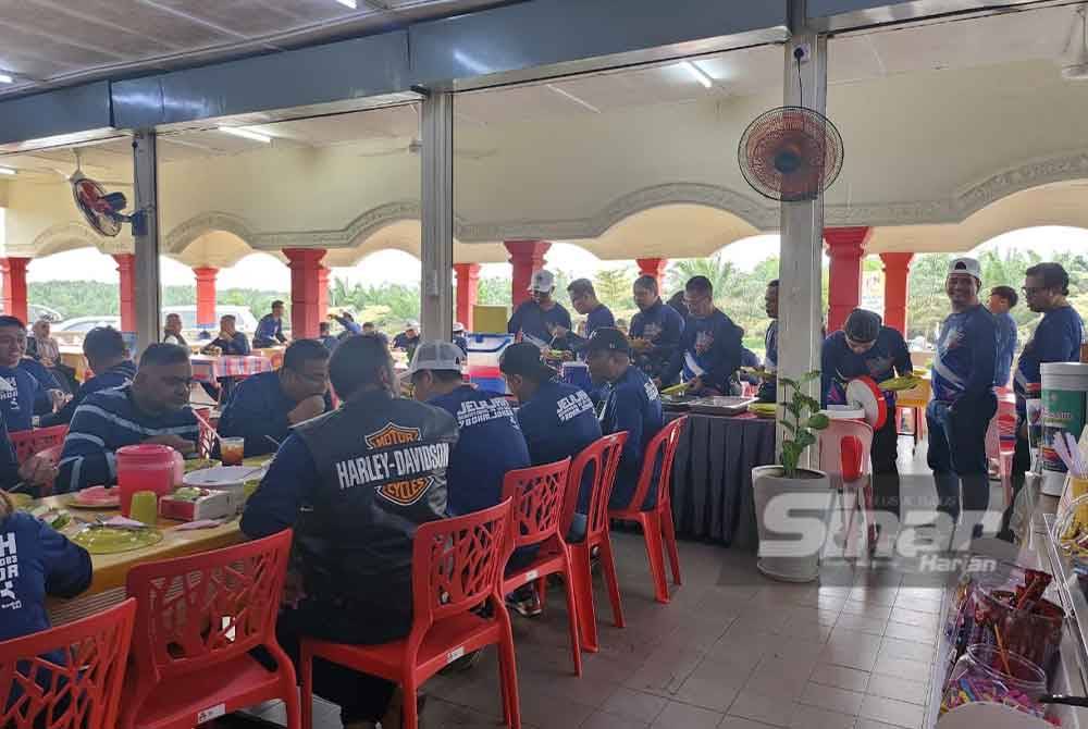 Midway R&R Dusun Panti dipenuhi pelanggan.