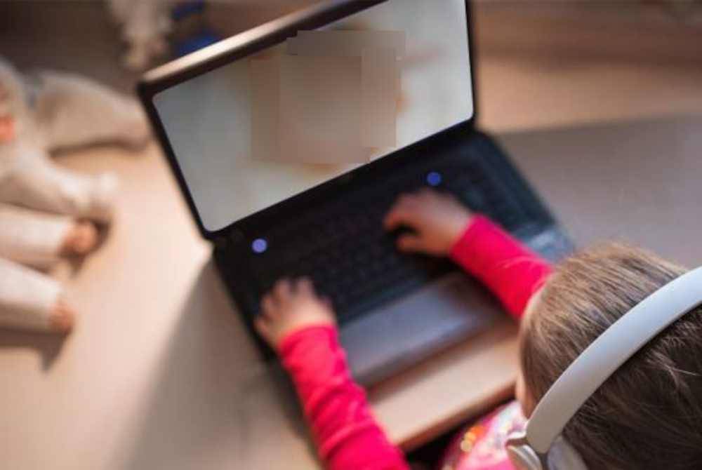 Ibu bapa dinasihati untuk melakukan pemantauan secara berterusan terhadap anak-anak mereka terutama dalam penggunaan Internet memandangkan akses untuk mendapatkan bahan pornografi amat mudah sekarang ini.(Gambar hiasan) Foto Awani