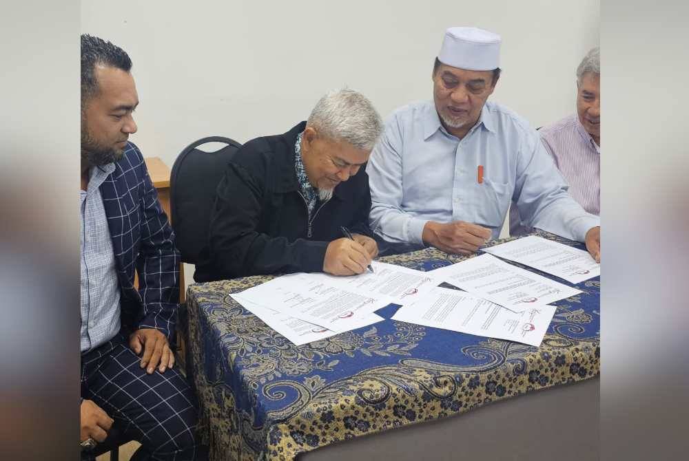 Datuk Zulkffli Ab Rahaman (dua dari kiri) menandatangani pementeraian memorandum persefahaman (MoU) bersama Presiden Pernisma, Mohd Daud Mohd Sharif (dua dari kanan) dan disaksikan oleh pengurusan tertinggi kedua-dua pihak di Ibu Pejabat Pernisma, Selangor pada Khamis.