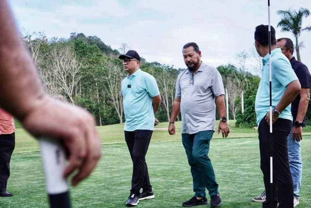 Fadzli (Kiri) ketika meninjau padang golf Raub pada Khamis. Foto FB Fadzli Kamal