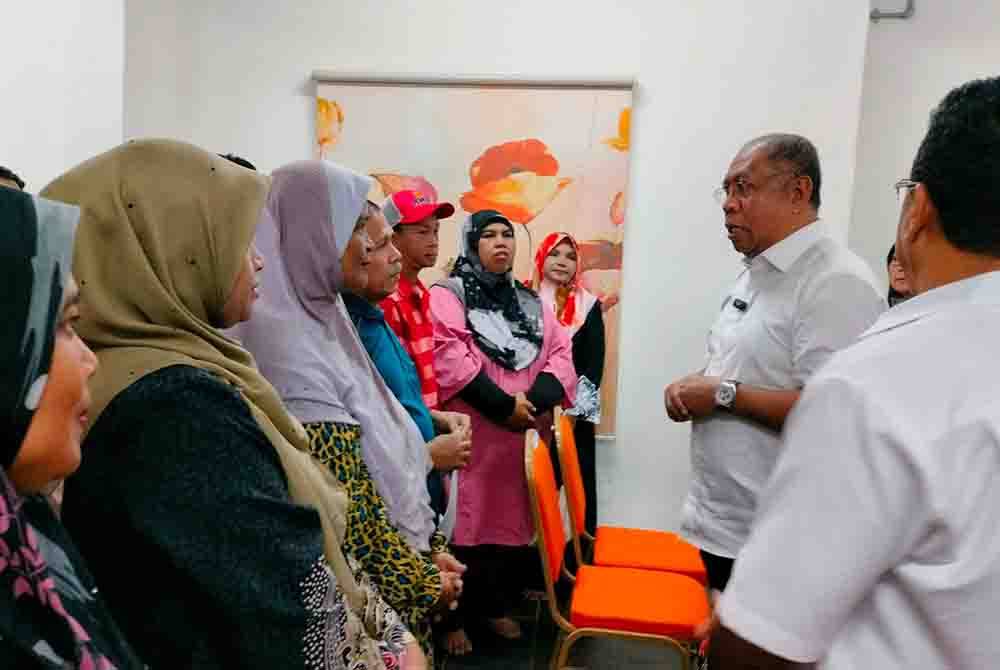 Ab Hamid beramah mesra dengan sebahagian penerima Majlis Penyerahan Kunci Penghuni Baharu Perumahan Rakyat Disewa (PPRS) Pinggiran Putra 3 di sini pada Jumaat.