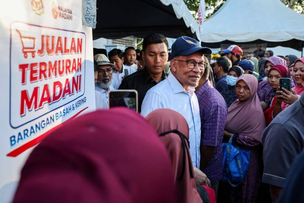Perdana Menteri, Datuk Seri Anwar Ibrahim ketika hadir pada Program Jualan Termurah Madani di Lembah Makanan, Bandar Perda pada Jumaat. Foto Bernama