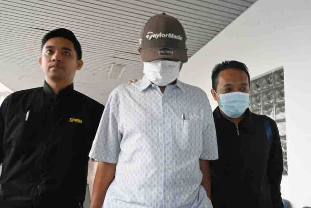 Abu Bakar (tengah) mengaku tidak bersalah atas pertuduhan menyalahgunakan jawatannya di Mahkamah Sesyen di sini, pada Jumaat.