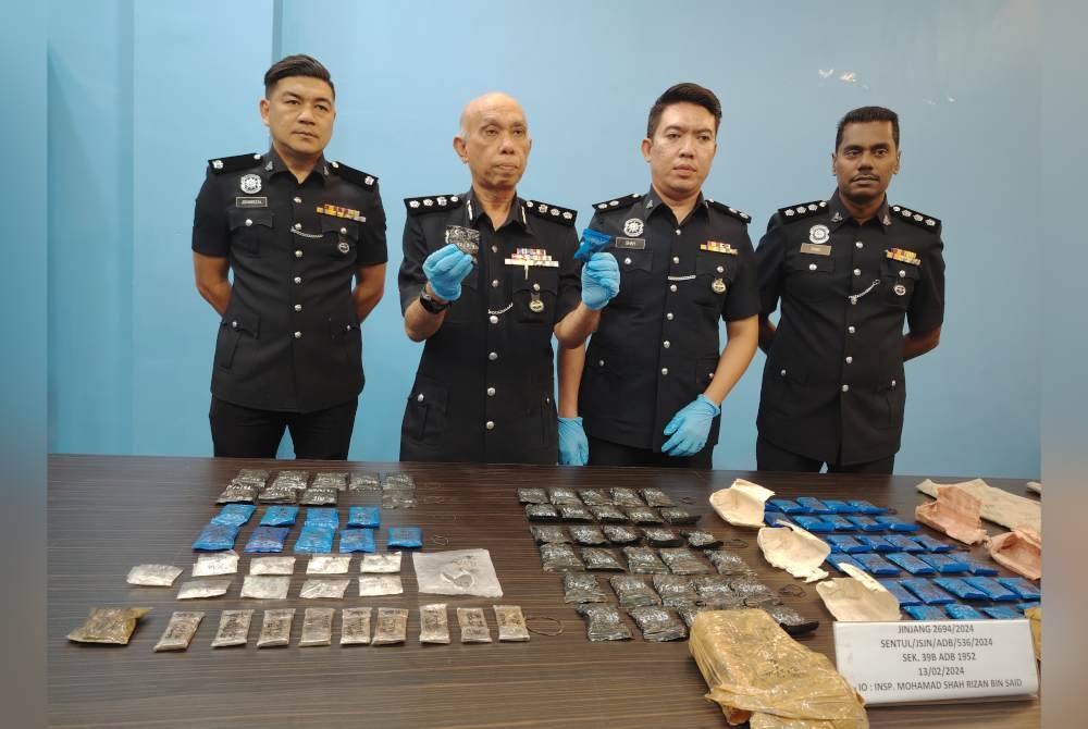 Ahmad Sukarno (dua dari kiri) menunjukkan peket dadah yang dirampas polis susulan tangkapan tiga lelaki warga Myanmar di ibu negara, Selasa lalu.