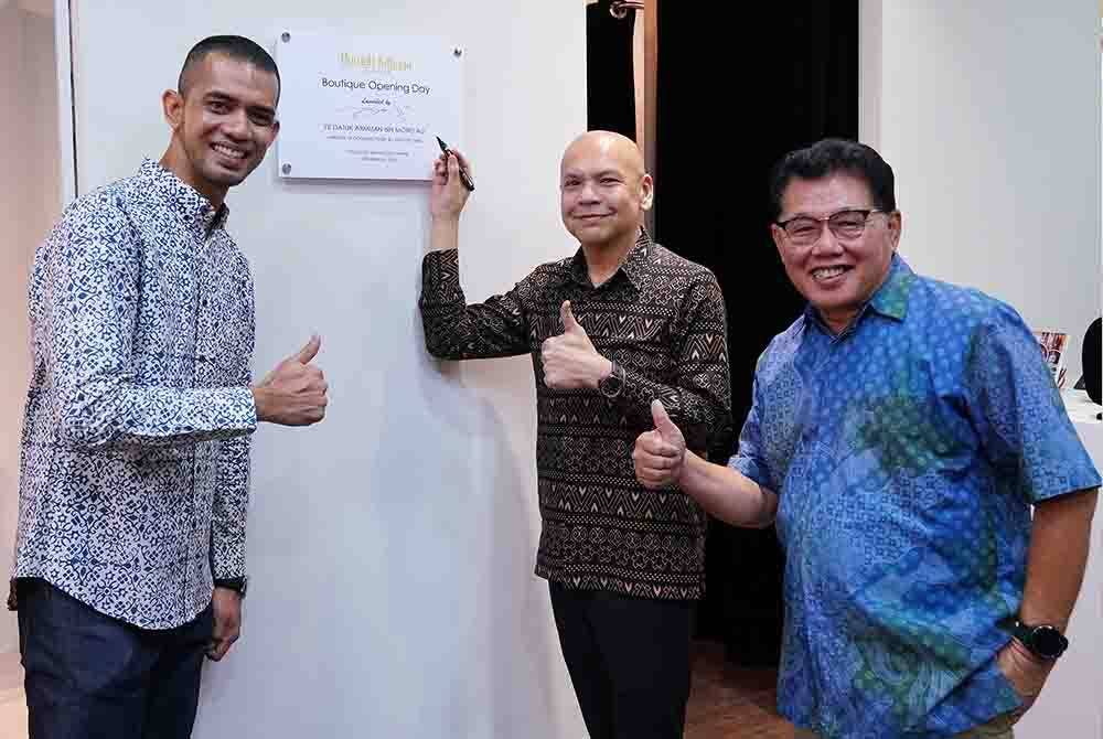 Armizan (tengah) ketika merasmikan butik Rumah Kebaya Bangsar di sini pada Jumaat.