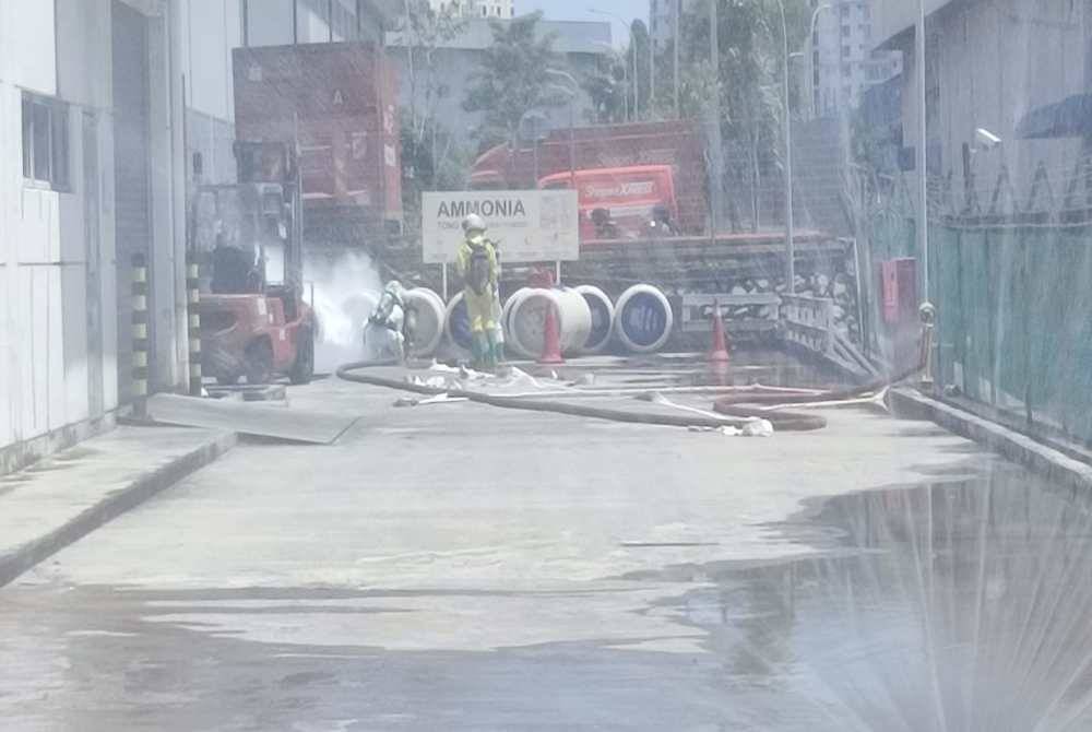 Seramai 10 pekerja kilang di Jalan Keluli 1, Kawasan Perindustrian Bukit Raja, Seksyen 7 di sini dikejarkan ke hospital susulan kebocoran gas ammonia di kilang terbabit. Foto JBPM Selangor