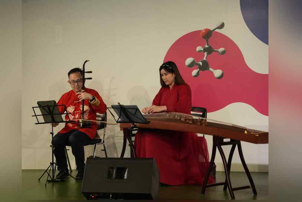 Persembahan muzik tradisional sempena sambutan Tahun Baharu Cina di Petrosains pada Rabu