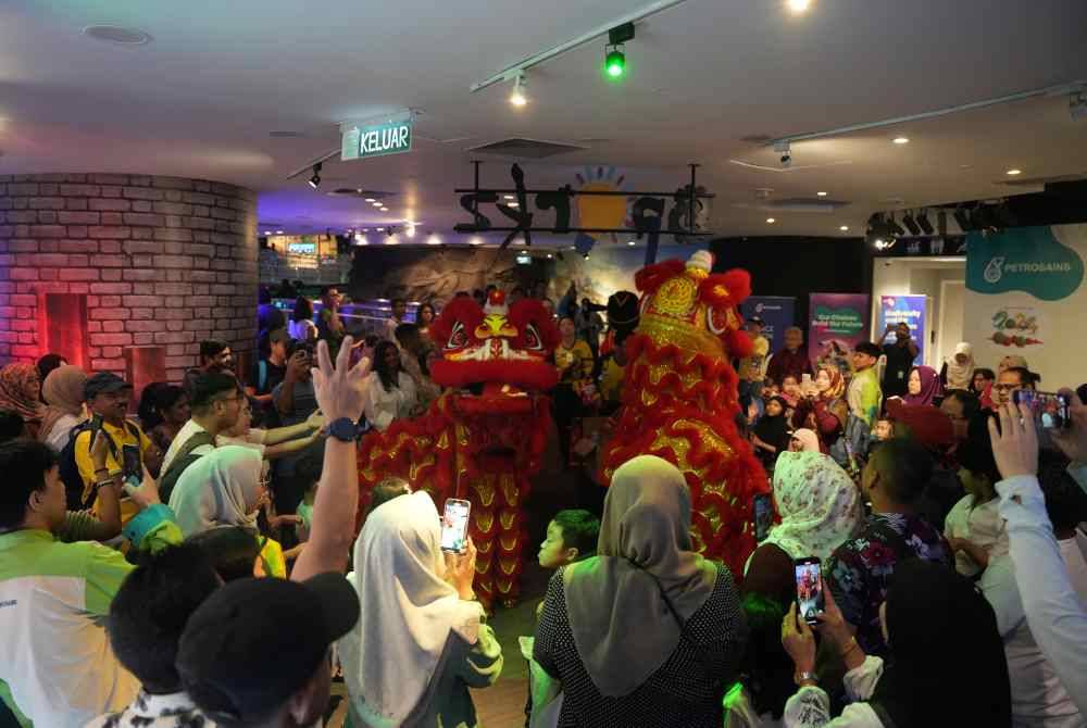 
Pengunjung Petrosains teruja dengan sambutan Tahun Baharu Cina pada Rabu