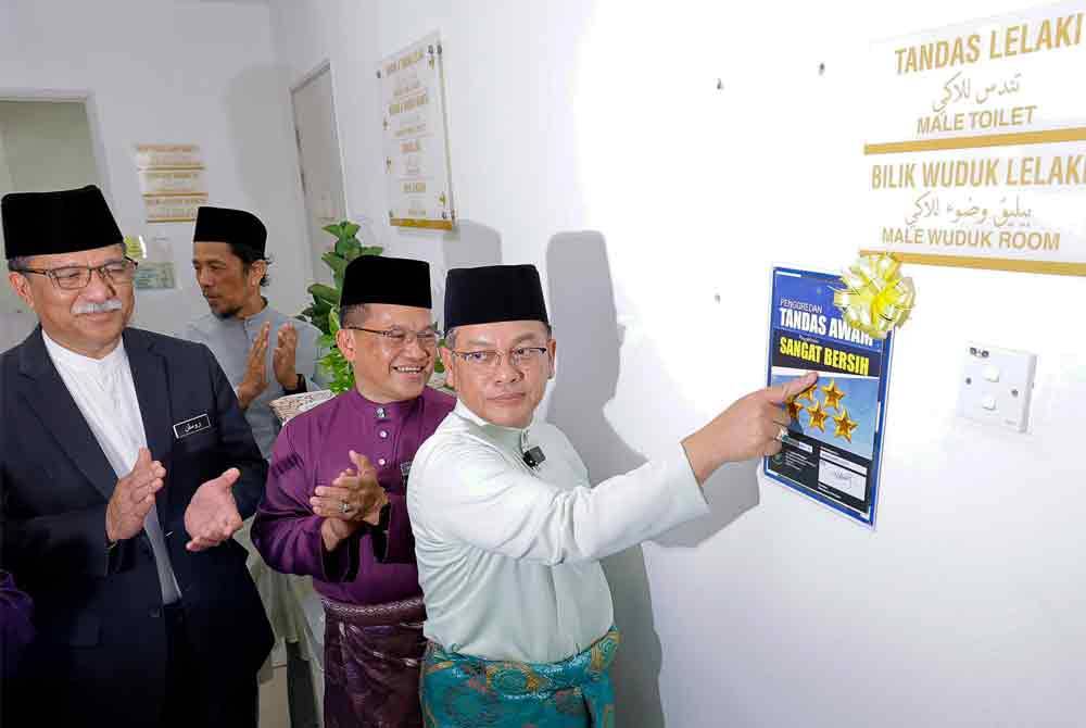 Mohd Na'im melancarkan Kempen Kebersihan Tandas Masjid dan Surau Bertaraf Lima Bintang di Masjid Mahmoodiah, Presint 18 pada Jumaat. Foto Bernama