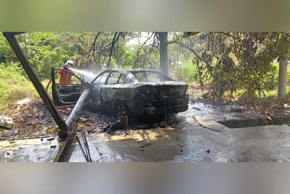 Anggota bomba memadamkan kebakaran sebuah kereta di Tanah Merah. Foto Ihsan JBPM Kelantan