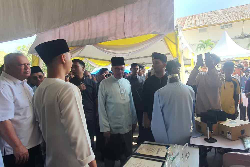 Anwar melawat gerai pameran Karnival Pengukuhan Kesalinghubungan dan Pembangunan Usahawan Usahawan Pulau Pinang di Politeknik Seberang Perai.