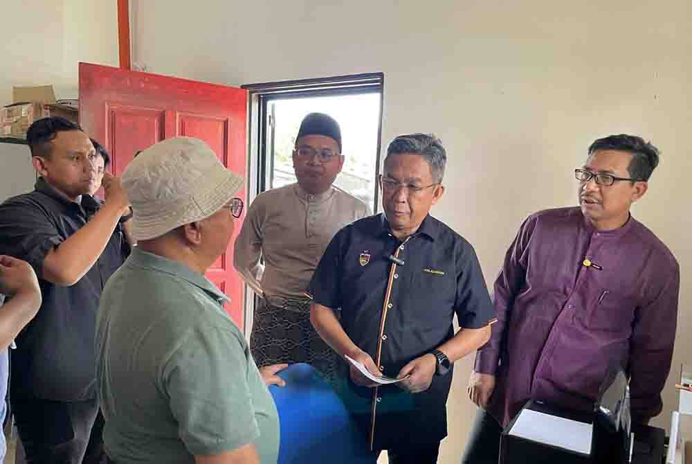 Jalaluddin (dua kanan) ketika meninjau lokasi berkenaan pada Jumaat.