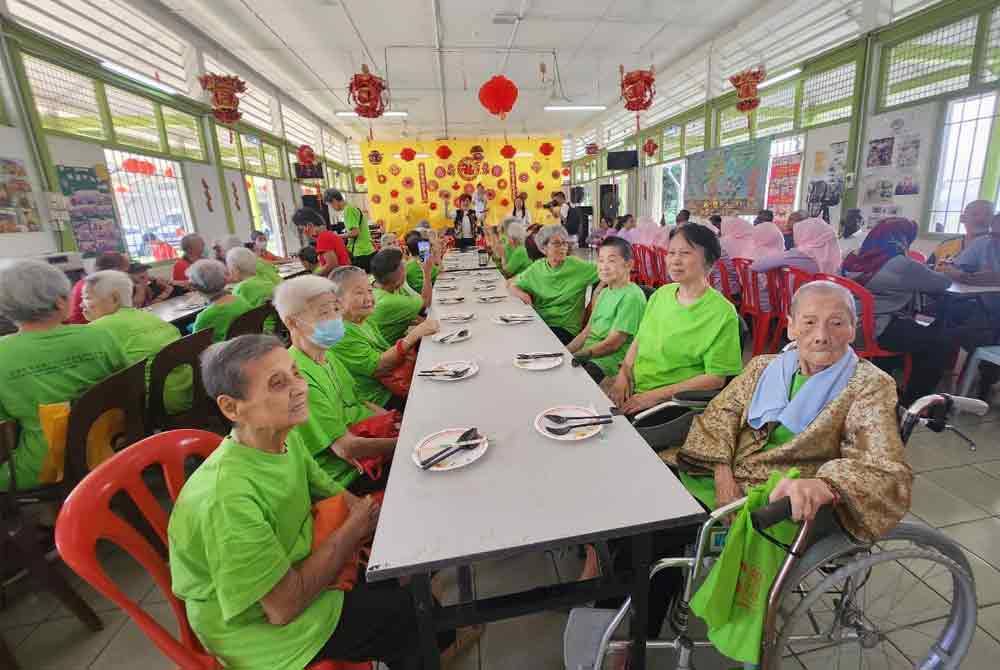 Sebahagian warga emas kaum Tionghoa diraikan pada majlis berkenaan.