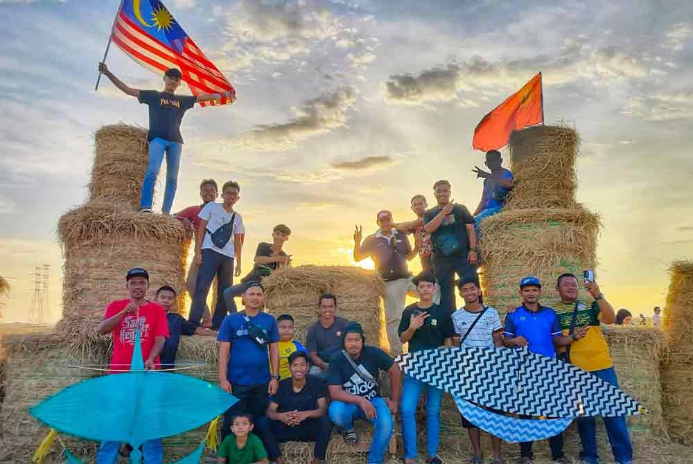 Belia Kampung Benua antara yang bertungkus lumus menjayakan pesta wau dan jerami gulung di kampung terbabit.