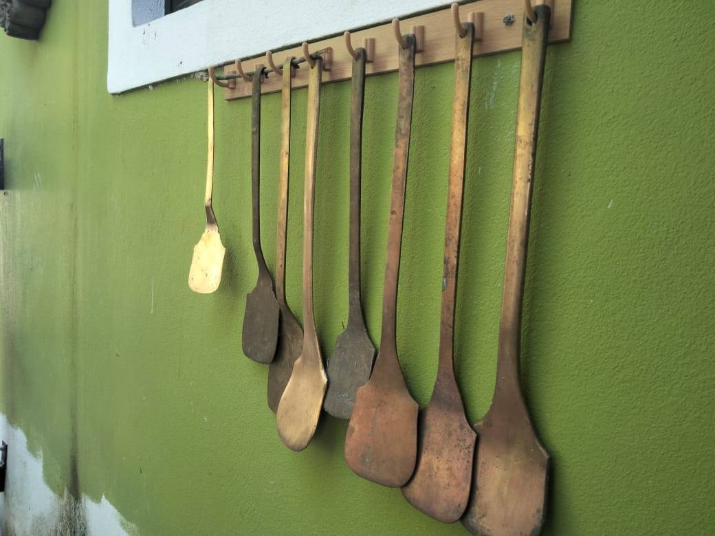 Koleksi sudip yang digantung di satu ruang di rumah Mohd Zulhilmi.