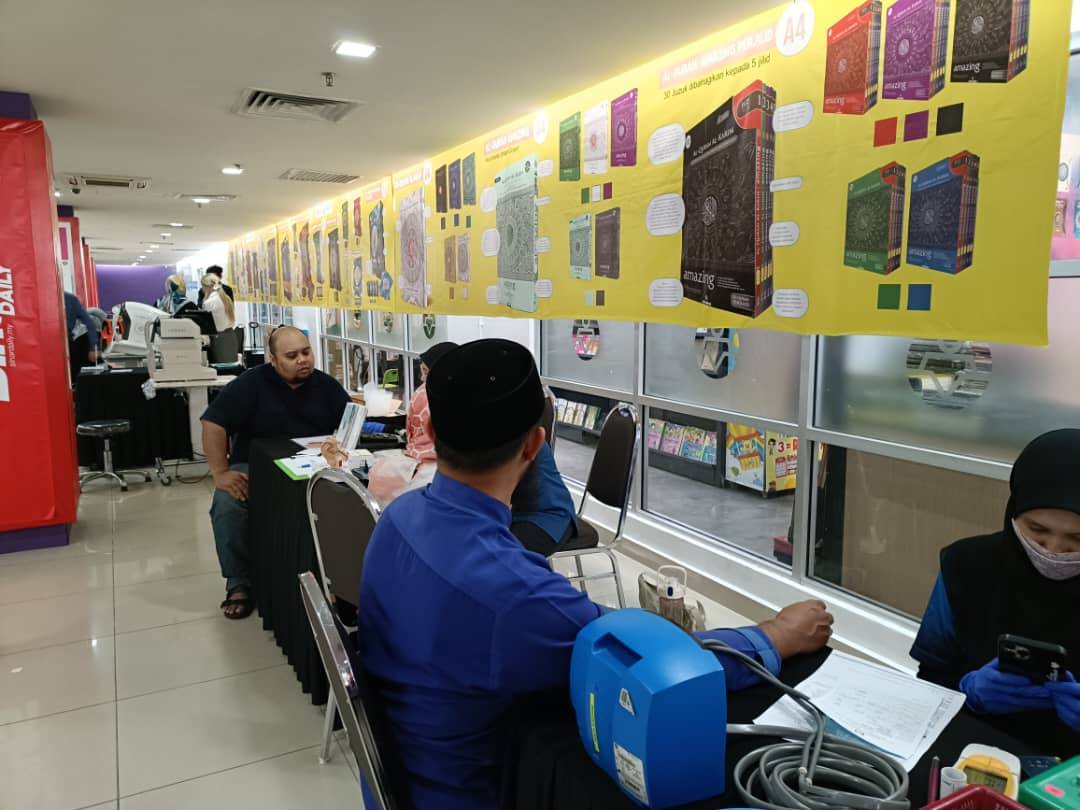 Antara warga Karangkraf yang menerima pemeriksaan percuma di Kompleks Kumpulan Karangkraf, Shah Alam pada Jumaat.