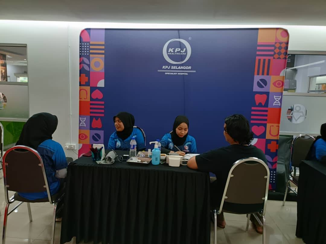 Antara warga Karangkraf yang menerima pemeriksaan percuma di sini pada Jumaat. 