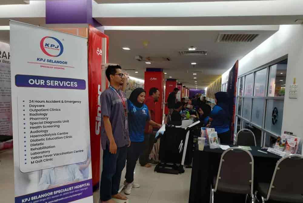 Antara warga Karangkraf yang menerima pemeriksaan percuma di Kompleks Kumpulan Karangkraf, Shah Alam pada Jumaat.