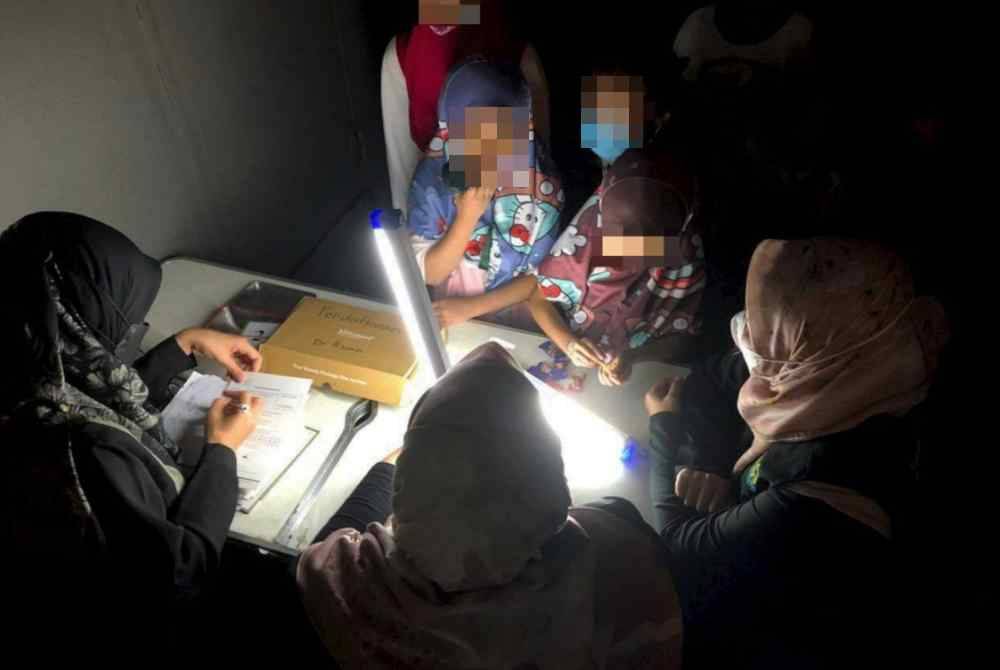 Kesukaran dihadapi masalah golongan gelandangan dan miskin bandar yang tidak mempunyai dokumen pengenalan diri ini membuatkan DFTN aktif turun padang bagi membantu penjagaan gigi komuniti tersebut selain meningkatkan kesedaran mereka. Foto Bernama