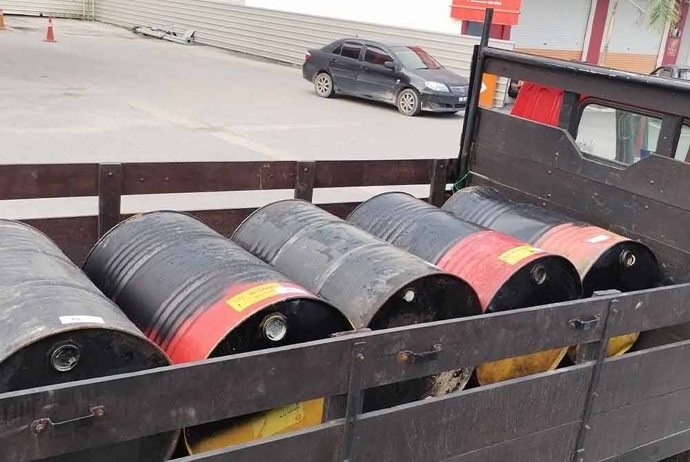 Salah sebuah lori yang ditahan dalam Ops Tiris sekitar Jalan Gambang di sini pada Jumaat.