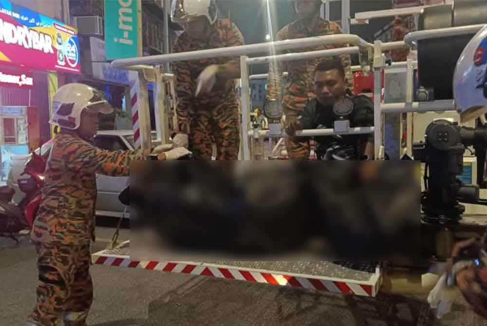 Mayat yang ditemukan di atas lokasi bangunan rumah kedai di Taman Pandan Cahaya, Ampang, Selangor pada Jumaat diserahkan kepada pihak polis bagi siasatan lanjut. Foto Ihsan JBPM.