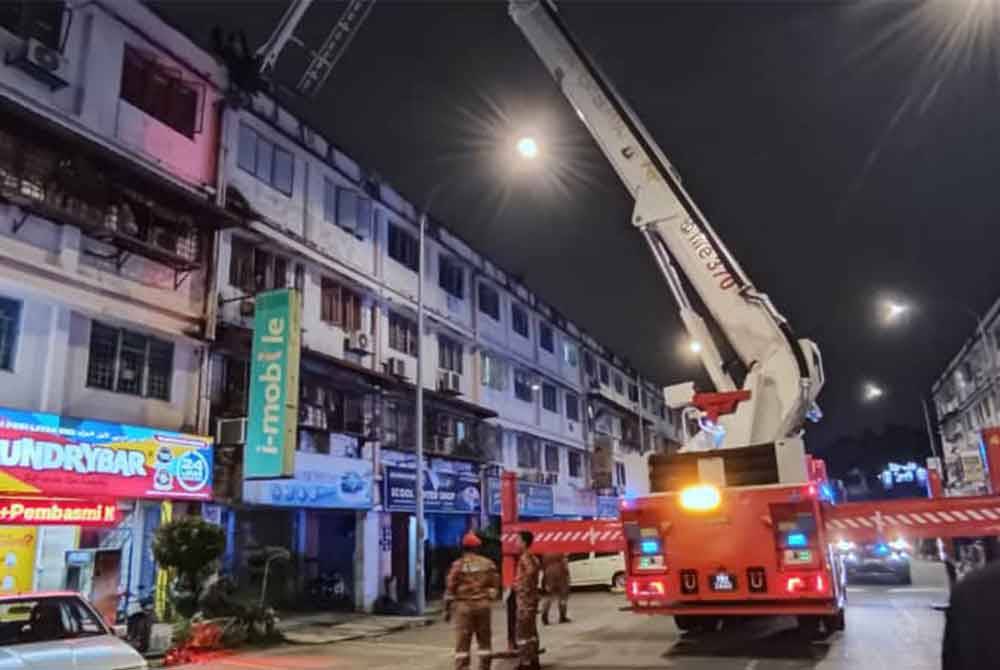 Anggota JBPM menggunakan tangga elektrik daripada jentera untuk tiba di atas lokasi bangunan rumah kedai bagi memeriksa mayat seorang lelaki di Taman Pandan Cahaya, Ampang, Selangor pada Jumaat.
Foto Ihsan JBPM.