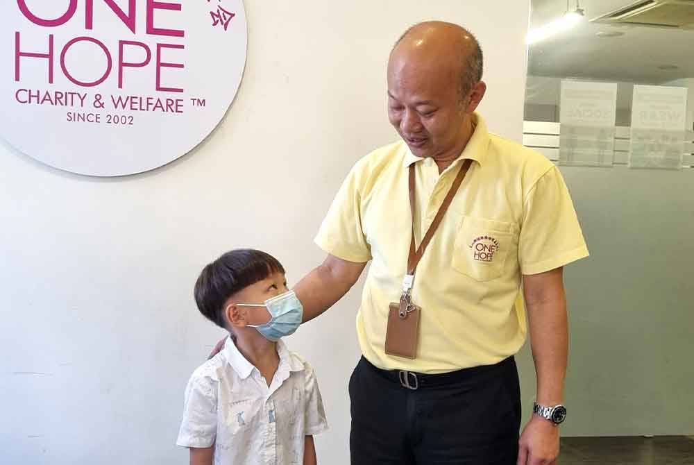 Sui Hau ketika bertemu dengan Jia Liang baru-baru ini di pejabat One Hope Charity & Welfare di Bukit Mertajam.