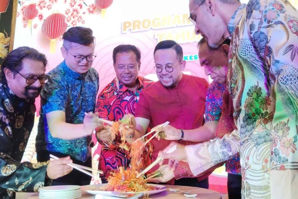 Steven Sim (empat dari kiri) menyempurnakan acara Yee Sang pada Program Kesuma Madani Tahun Baharu Cina.