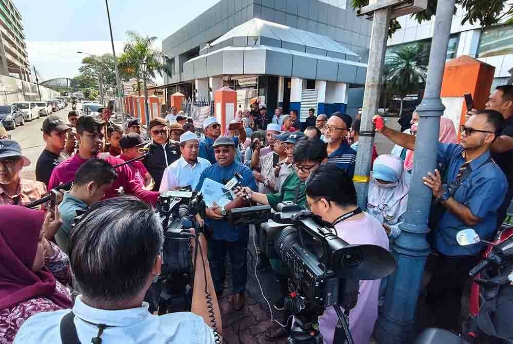 Mohamad Rosli ketika sidang akhbar di hadapan pejabat KPF pada Jumaat.